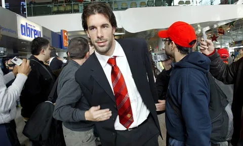 Khi vua săn bàn Ruud van Nistelrooy lặng lẽ rời Old Trafford