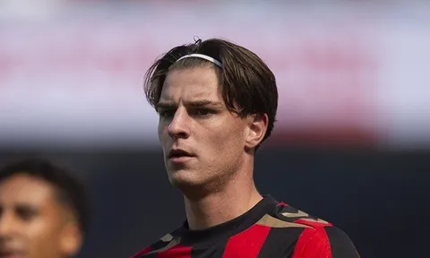 HLV Bournemouth bức xúc vì tin đồn Alex Scott