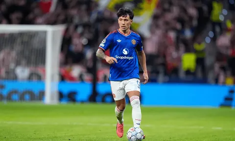 Martinez xin lỗi, Man United vẫn ra án phạt
