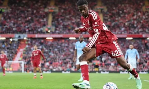 Andoni Iraola nâng tầm viên ngọc quý Trey Nyoni ở Liverpool