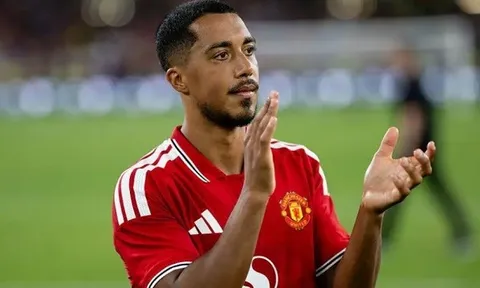 Carrick gánh hậu quả từ phiên chợ hè thảm họa của MU