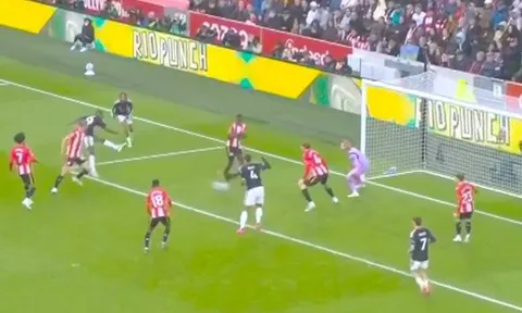 Brentford 1-2 Liverpool: Chủ nhà nhận nhận thẻ đỏ thứ 2