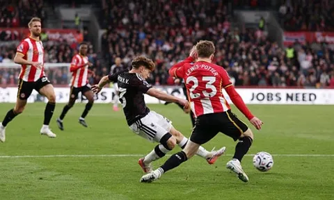 Liverpool ngược dòng hạ Brentford trong trận cầu hai thẻ đỏ