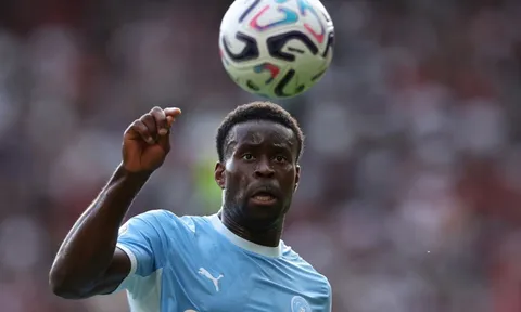 Phóng viên Sky Sports bóc tách sai lầm của Guehi