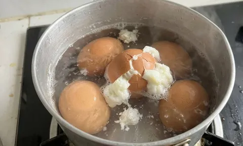 Cách luộc trứng không bị nứt vỏ, lòng trắng và lòng đỏ không bị trào ra ngoài