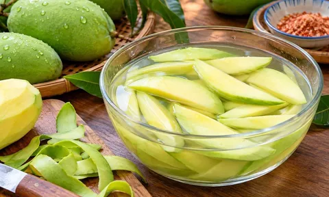 Tại sao nên ngâm xoài vào nước trước khi ăn?
