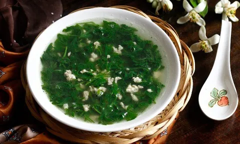Loại rau ít có thuốc trừ sâu, tốt từ xương đến da, giá rẻ chỉ 5.000 đồng/bó, chợ Việt bán nhiều