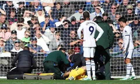 Martinez trấn an CĐV Chelsea sau ca phẫu thuật đầu