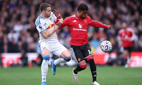 Tranh cãi vụ sao Leeds thoát thẻ đỏ trước Man Utd