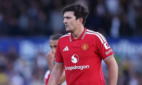 Carragher khen Maguire xuất sắc giúp MU không sụp đổ