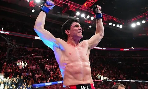 Mike Malott hạ knock-out Joaquin Buckley bằng đòn gối sấm sét