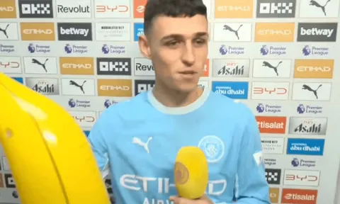 Phil Foden mang chuối bơm hơi đi phỏng vấn