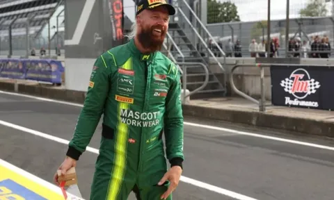 Tay đua Aston Martin mỉa mai xe F1 khi chào đón Max Verstappen