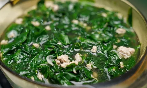 Vì sao nấu rau ngót phải vò?
