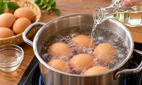  Vì sao nhiều người cho giấm vào khi luộc trứng?