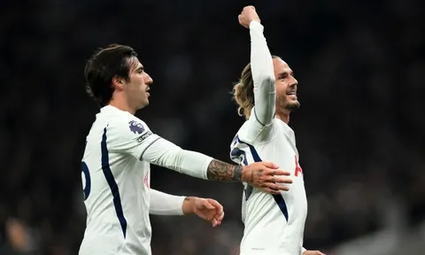 Maddison - Marmoush lập siêu phẩm, Tottenham có chiến thắng đầu tiên ở Ngoại hạng Anh