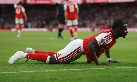Huyền thoại Liverpool gọi Bukayo Saka là kẻ gian lận vì thói ăn vạ