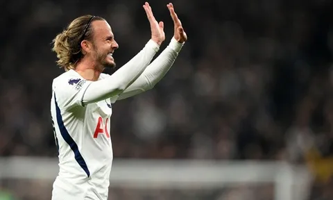Maddison xin lỗi CĐV Coventry vì hôn logo Tottenham