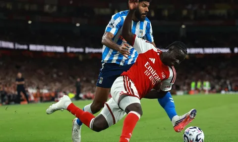 Souness chê Saka gian lận, HLV Arteta điềm tĩnh đáp trả