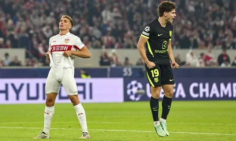 Alvarez lập công, 10 người Atletico hòa Stuttgart