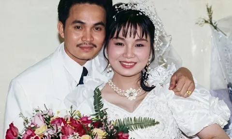 Ảnh cưới của "Vua hài đất Bắc" và Hoa hậu phố cổ: NSUT Xuân Hinh tự tin đi xe đạp vẫn tán được vợ đẹp