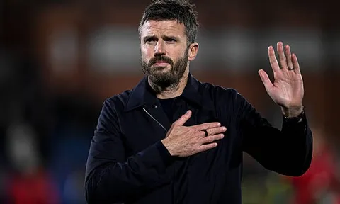 Carrick trả giá vì đội hình chắp vá của Man United