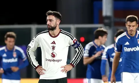 Bruno Fernandes bực tức khi bị Carrick rút khỏi sân