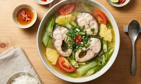 Vì sao nấu canh cá bằng nước lạnh bị tanh hơn so với khi dùng sôi?