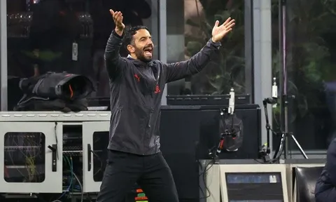 Fan Bournemouth hát chế nhạo Amorim sau trận thắng Milan