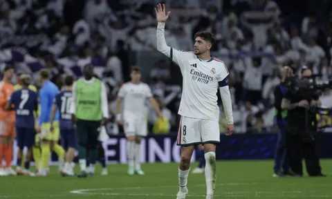 CĐV Real Madrid phát cuồng với Valverde