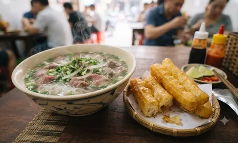 Ăn phở mỗi sáng, nhiều người mắc 2 sai lầm khiến lượng muối và calo tăng cao