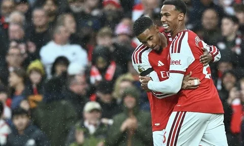 Hạ Everton 2-0, Arsenal san bằng điểm số với Man City