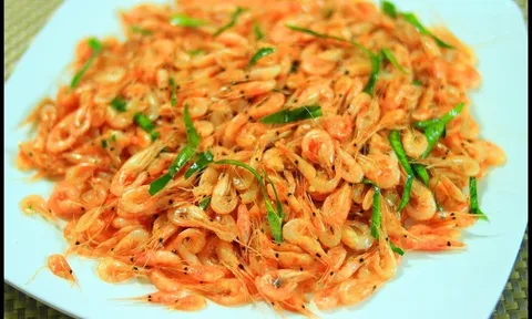 Rang tôm cắt nhỏ loại lá này cho vào chảo, tôm thơm nức, đỏ au