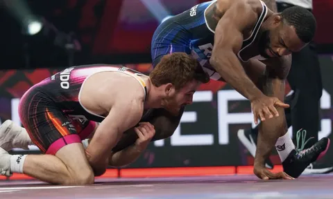 Cơn địa chấn tại RAF 14: Huyền thoại Jordan Burroughs gục ngã trước Mikey Caliendo