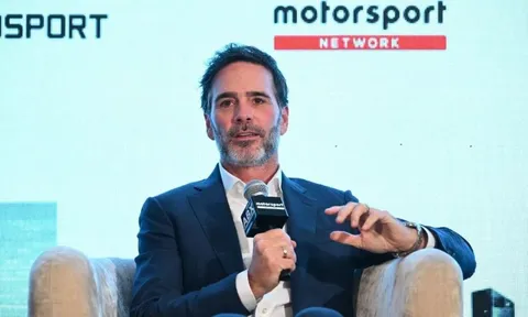 Jimmie Johnson: Điều hành đội đua là một cuộc chiến hoàn toàn khác