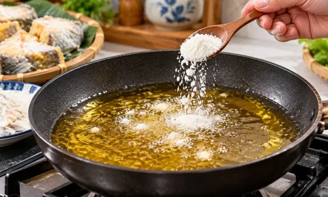 Vì sao nhiều người cho bột vào chảo dầu trước khi chiên rán?