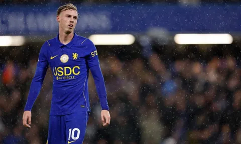 Gary Neville chỉ trích nặng nề thẻ đỏ của Cole Palmer