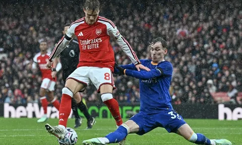 Huyền thoại Arsenal ngả mũ trước Odegaard