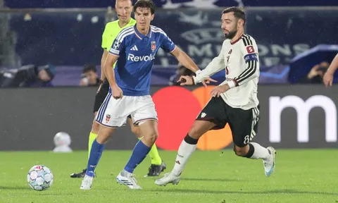 Bruno Fernandes ngồi dự bị sau khi bật Michael Carrick