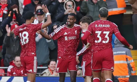 Bộ ba nguyên tử ở Liverpool bùng nổ và tài xoay tua của Iraola