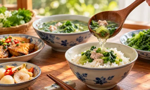 Ăn cơm chan canh có tốt không? 4 điều nhiều người vẫn hay hiểu lầm