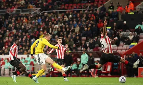 Trafford rực sáng, Leeds vất vả chia điểm Sunderland
