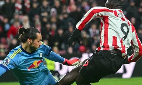 Tỏa sáng trước Sunderland, Trafford đe dọa vị trí của Pickford