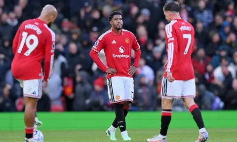 CĐV Man United lũ lượt bỏ về sau bàn thua thứ hai