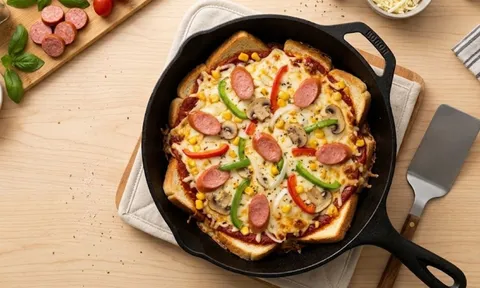 Cách làm pizza từ bánh mì: Chỉ cần một chiếc chảo là có ngay pizza thơm ngon