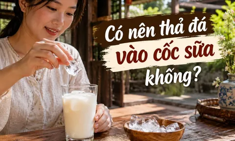 Có nên thả đá vào cốc sữa không?