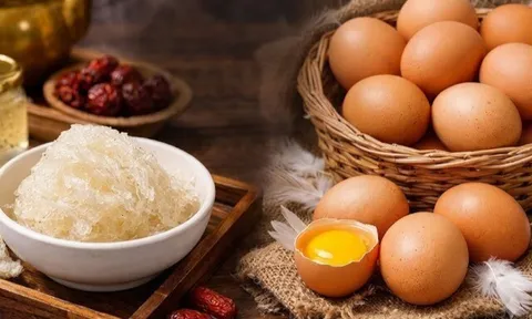 Tổ yến và trứng gà loại nào tốt hơn? Cách phân biệt tổ yến thật - giả cực đơn giản nhưng không phải ai cũng biết