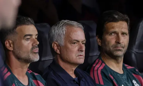 Nước cờ đánh biên bậc thầy của Mourinho trước Barca