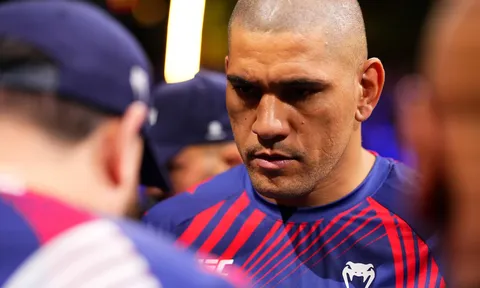 Alex Pereira úp mở khả năng trở lại hạng bán nặng nếu thất bại trước Sergei Pavlovich tại UFC 335