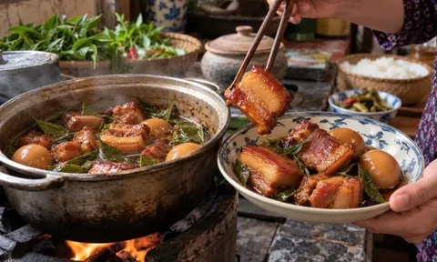 Loại lá kho cùng thịt lên màu cánh gián, mềm tan